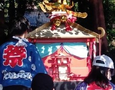 諏訪神社の秋の本祭で子供神輿
